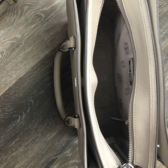 Tory Burch Robinson Handbag w/crossbody strap - Picture 6 of 8